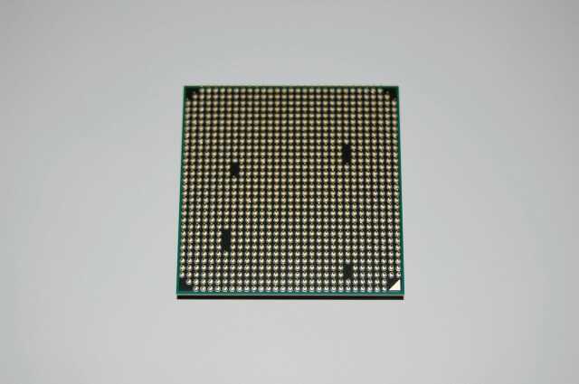 Фотографія процесора AMD Sempron 140. Вигляд знизу