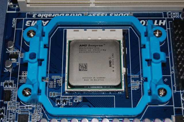 Фотография процессора AMD Sempron 140 на материнской плате