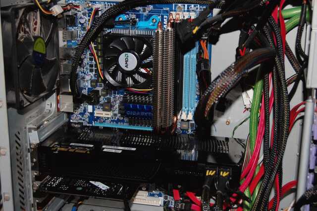 Фотография содержимого системного блока с установленным процессором AMD Sempron 140