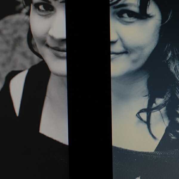 Как выглядит черно-белая фотография девушки на двух мониторах. Слева с матрицей IPS, справа с матрицей TN